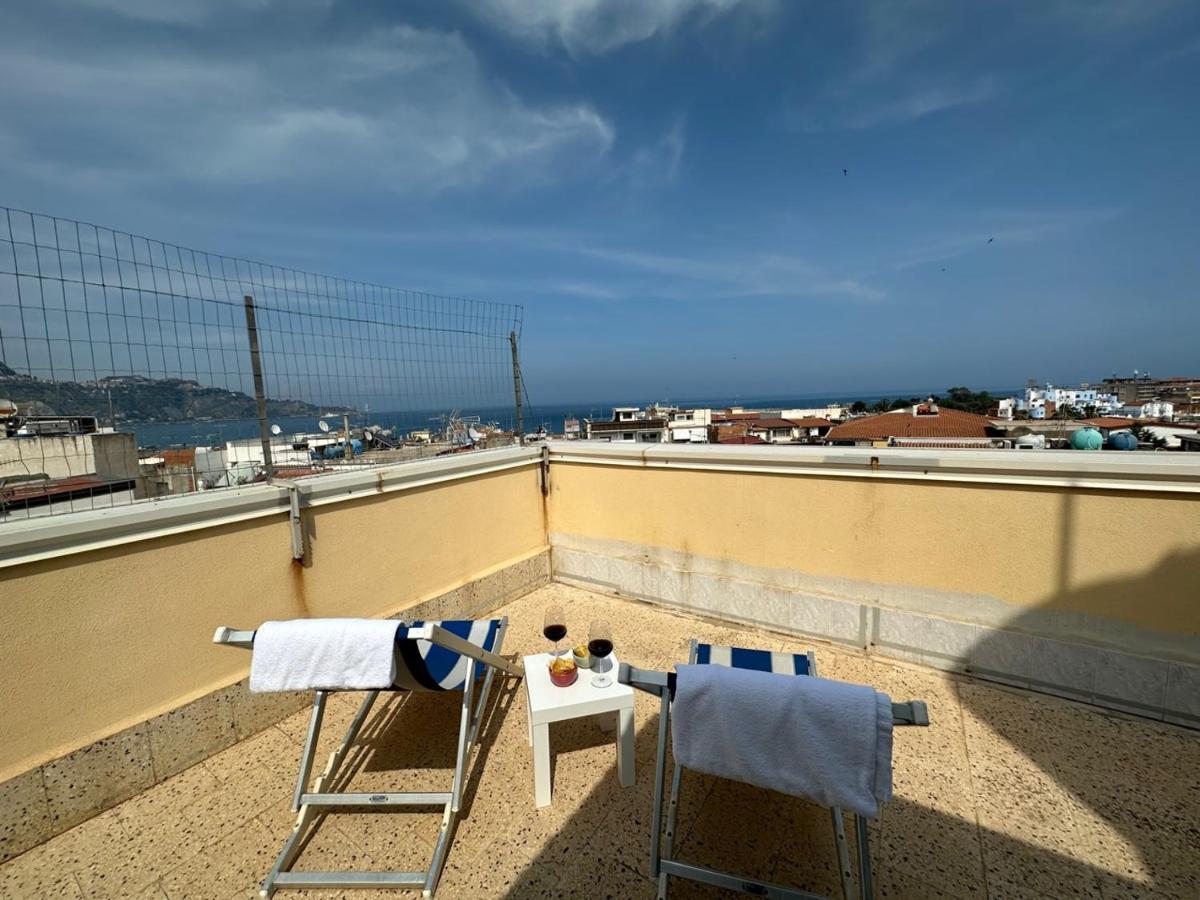 Attico Di Giggia Leilighet Giardini Naxos Eksteriør bilde
